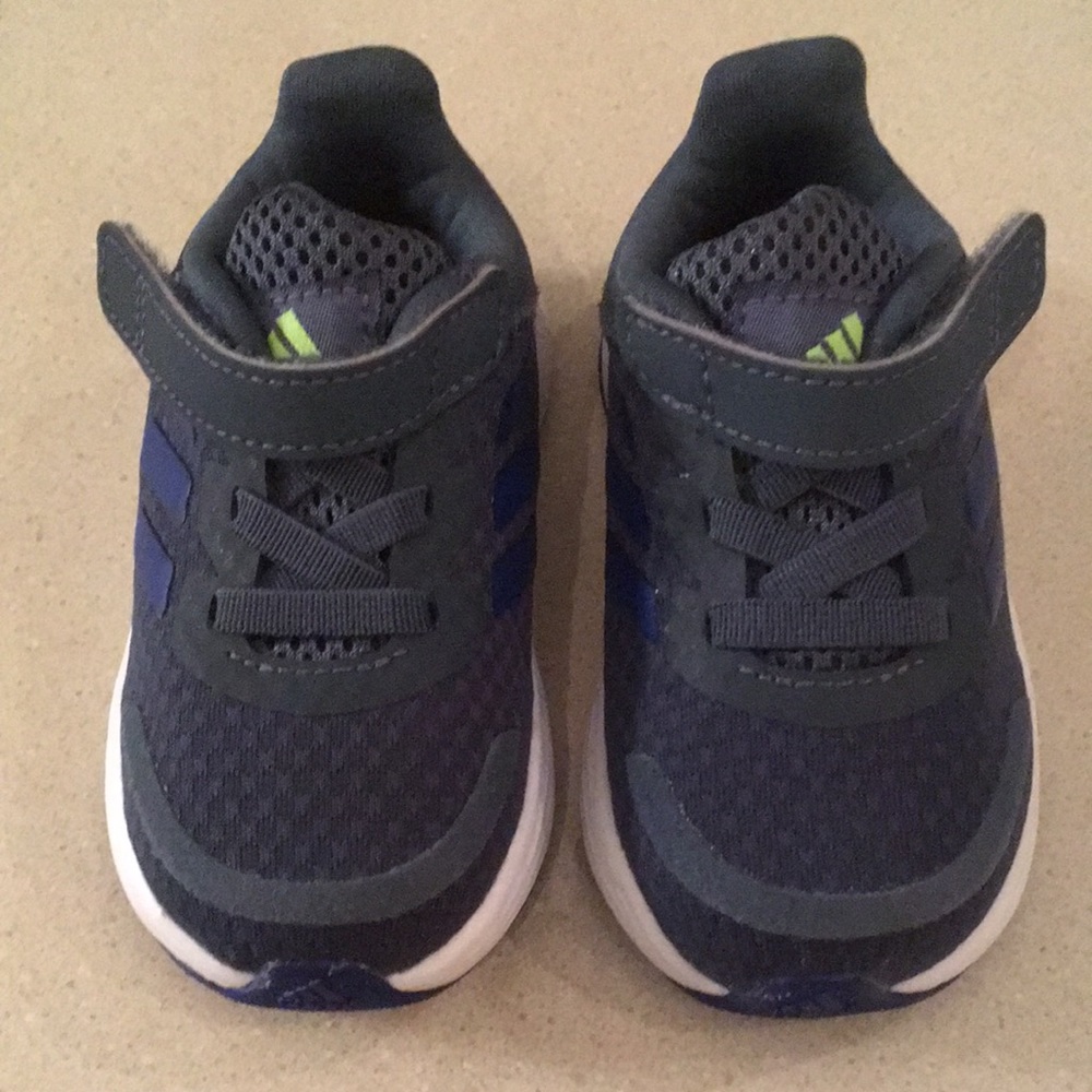 NWOT Adidas Sneakers Size 4 (toddler)